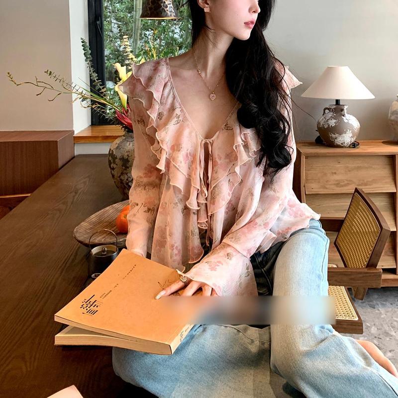 Product Introduction of Áo Thun Ôm Sát Cho Nữ, Cổ Chữ V, Dễ Phối Đồ, Tay Chuông, Thiết Kế Hoa, Phong Cách Buộc Dây Đầu Thu, Hàng Mới Về Năm 2025, Áo Xếp Nhún Ngọt Ngào Nhẹ Nhàng 3