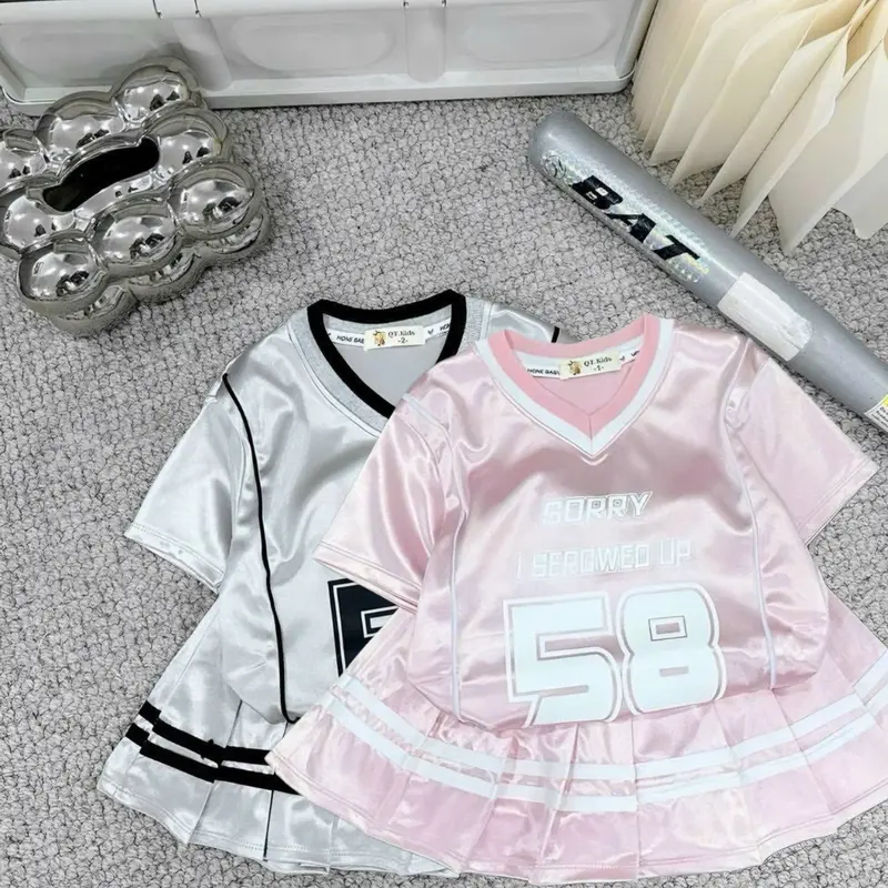 (10-30kg) set áo thun số phủ bóng và chân váy xếp ly bé gái 0