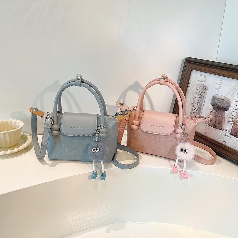 Túi xách nữ hai quai đeo chéo cầm tay sang chảnh kèm gấu bông móc treo Da Bag Kem túi  qc mint  túi quảng châu
