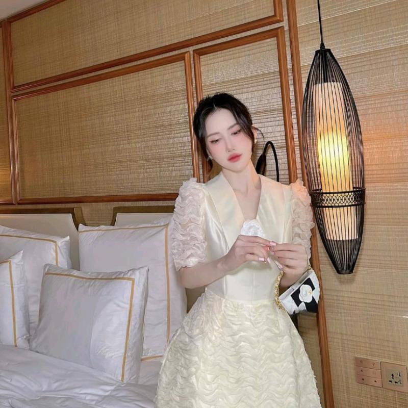 Đầm ren cổ V kèm hoa cài áo 4