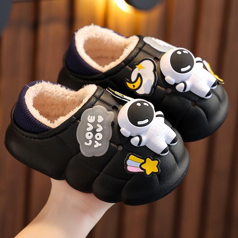 Dép sục lót lông cho bé gắn hình phi hành gia thấm nước giữ ấm chân cho bé trai bé gái size 24 31