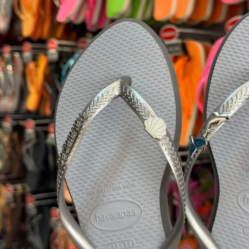 Havaianas Slim Point + Pin Concha Sereia Golfinho Sandália Confortável e Estilosa