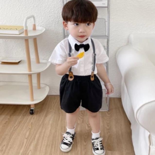 BỘ CÔNG  TỬ BÉ TRAI ÁO SƠ MI KÈM NƠ QUẦN KAKI KÈM DÂY YẾM .TRĂNG VÀ ĐEN SIZE 8-18kg