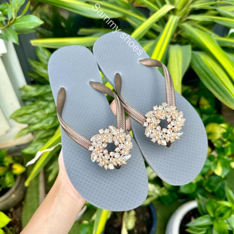 [Mũi Tròn-Nguyệt Quế Kim Loại] DÉP XỎ NGÓN NỮ GẮN CHARM NGUYỆT QUẾ TRẮNG ĐÍNH ĐÁ KIM LOẠI MIX 18 MÀU DÉP SANG CHÂN TÔN DA CHẤT CAO SU ÊM ÁI DéP Shoes GiàY Kim Tuyến dép  xỏ  ngón  gắn  charm