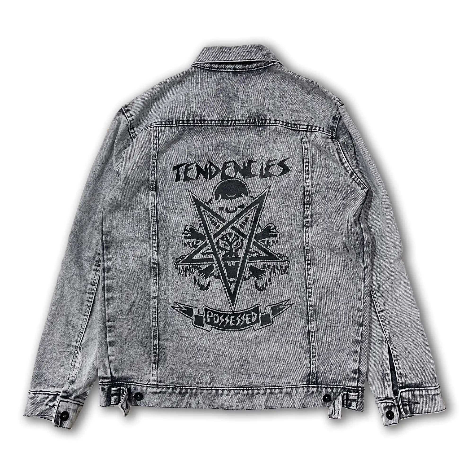Falproject jaket jeans pria desaind belakang sablon perpaduan dengan emblem bordir yang cocok untuk style kalian Denim Kerah Keren
