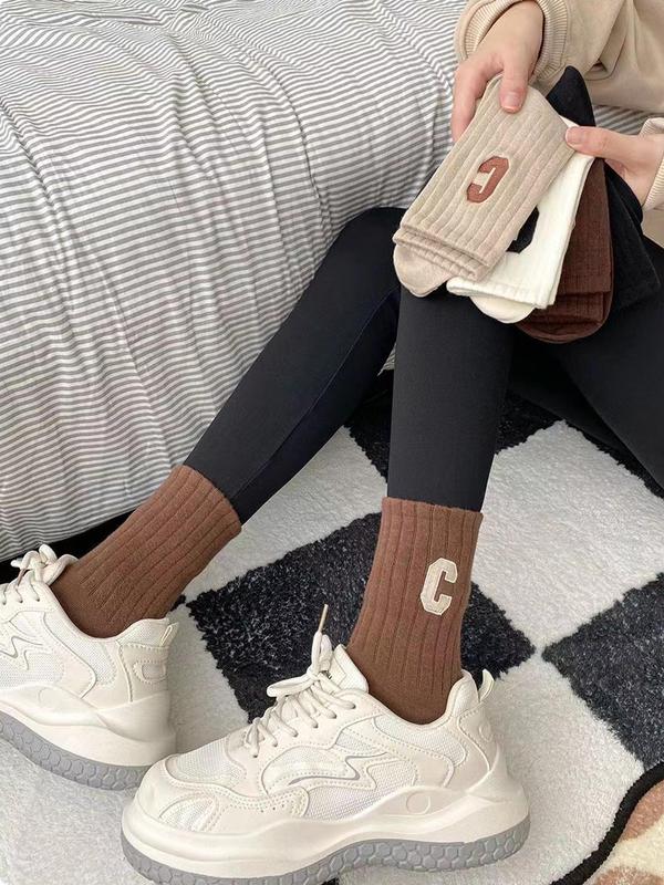 Women's 5 Pairs Letter Patched Crew Socks, Casual Soft Comfy Breathable Soft Cozy Socks for Daily Outdoor Wear, Women Socks for All Seasons 3