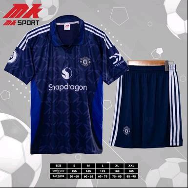 Bộ Quần Áo MU Xanh  đen 24/25 Cổ  bẻ(in tên số) Logo thêu_ Chữ in Chìm trước bụng và cánh tay trái Unisex Top Sport Thun