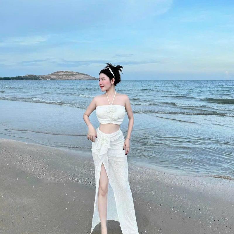 Bộ bikini màu trắng phối hoa ngực áo quây cổ yếm váy xẻ tà cách điệu cho nữ Women Voi Top Nhung Kem