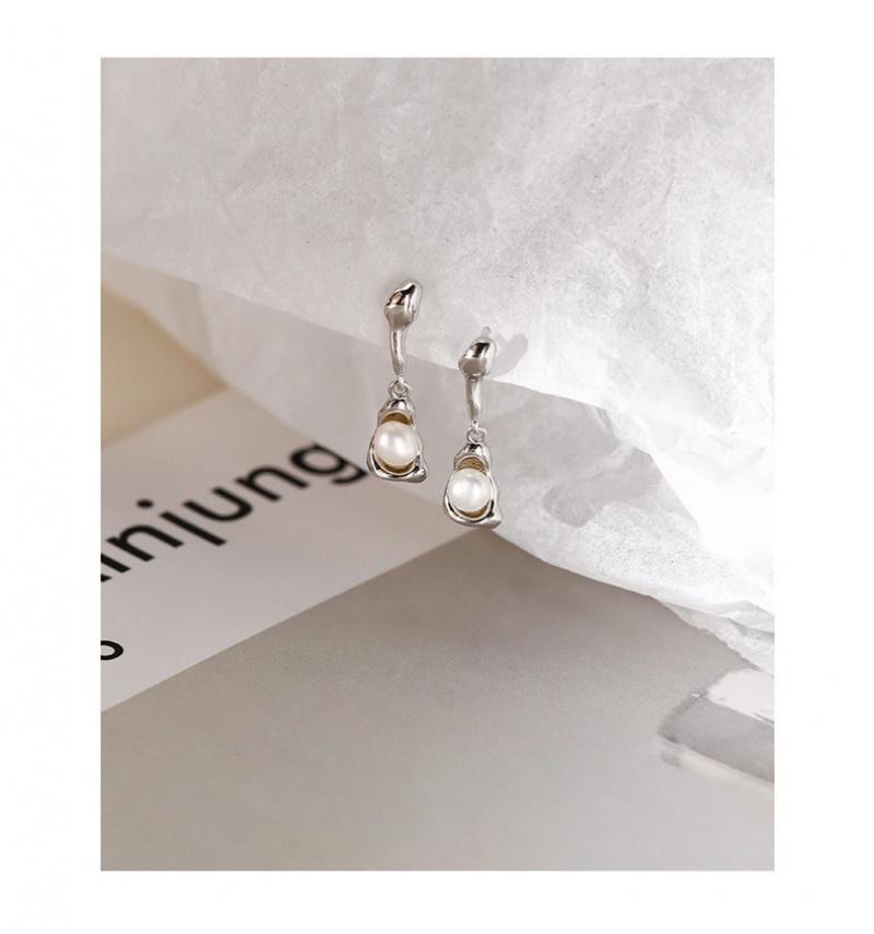Product Introduction of New Hot-Selling Earrings and Ear Pendants with Unique Design Sense, Versatile Jewelry, Irregular Pearl Earrings for Women, Elegant Style amber  jewelry  sets floating  helix  earring temple  jewellery 4