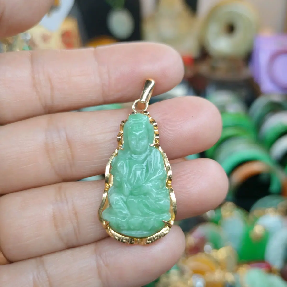 mặt dây chuyền quan âm cẩmthach khung vàngnon (cao 3cm)