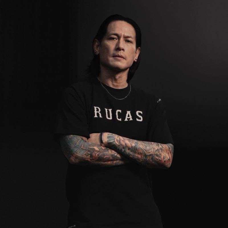 【COD】V-C Kaos RUCAS Kaos Distro Pria  katun The Initial Hand Stitch Black Tee  Baju Kaos wanita Streetwear Pria Lengan Pendek Dewasa Distro Keren Premium Style/Kaos Pria, Grafis Kaos Lembut Dan Nyaman Untuk Pria oversize Men Tshirt Tees Panjang Putih 2