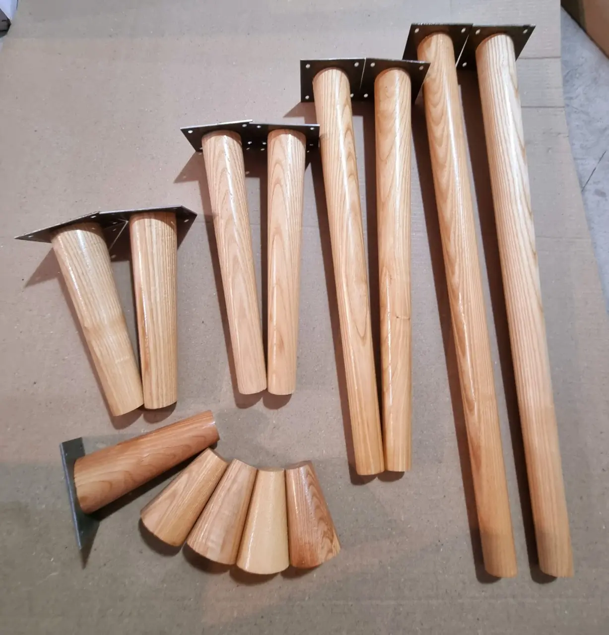 Chân Gỗ Sồi Có Đế Tiện Tròn Kèm Bass Sắt Bắt Chân Bàn Chân Tủ ( Giá Bán 1 Chiếc)