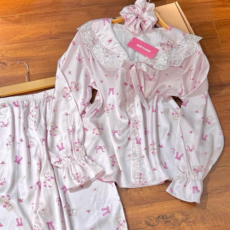  M134 NHỌ PYJAMAS Bộ mặc nhà mã TIỂU THƯ cổ ren chân bèo  nền hồng pastel GẤU HOA HỒNG  chất lụa latin mịn mát  có size 38-80kg HÀNG THIẾT KẾ  ảnh shop tự chụp 