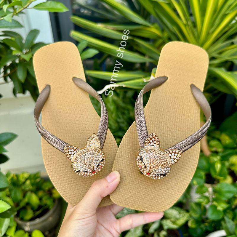 [Mũi Vuông] DÉP XỎ NGÓN NỮ GẮN CHARM HỒ LY 18 MÀU SANG CHẢNH CÁ TÍNH MŨI VUÔNG TÔN CHÂN CHẤT DÉP CAO SU THÁI DéP Shoes-sammy shoes GiàY dép  xỏ