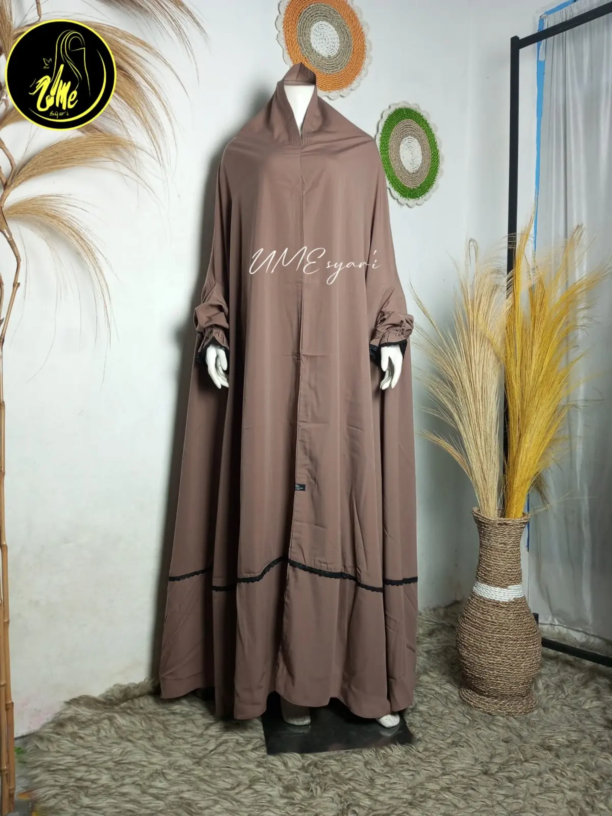 maryam jumbo polos on the floor/khimar jumbo