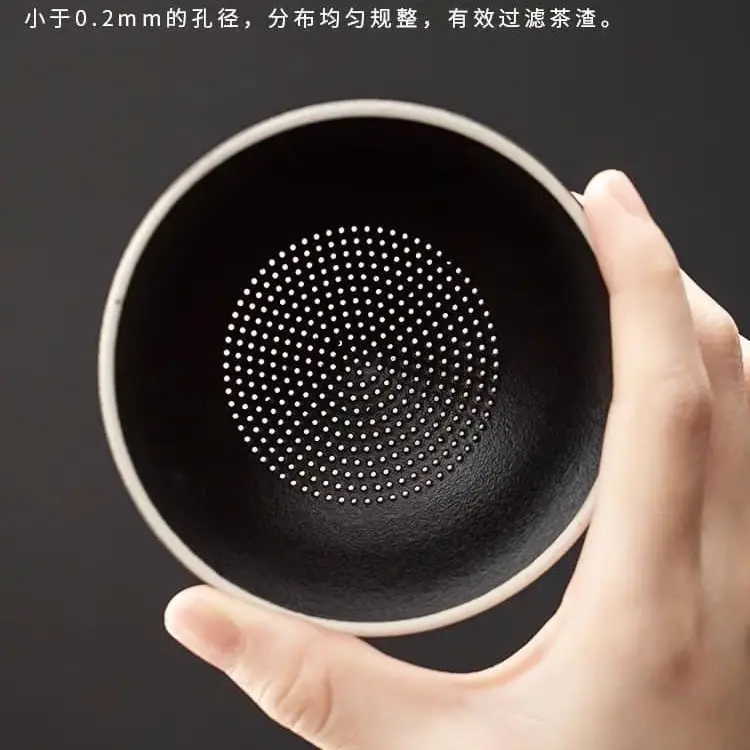 Tượng chú tiểu đội nón lọc trà