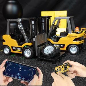 Juguete de Carretilla Elevadora de Control Remoto 1:64, Controlado por APP, Herramientas Intercambiables de Grúa y Carretilla, Apto para Mayores de 6 Años, Uso Exterior
