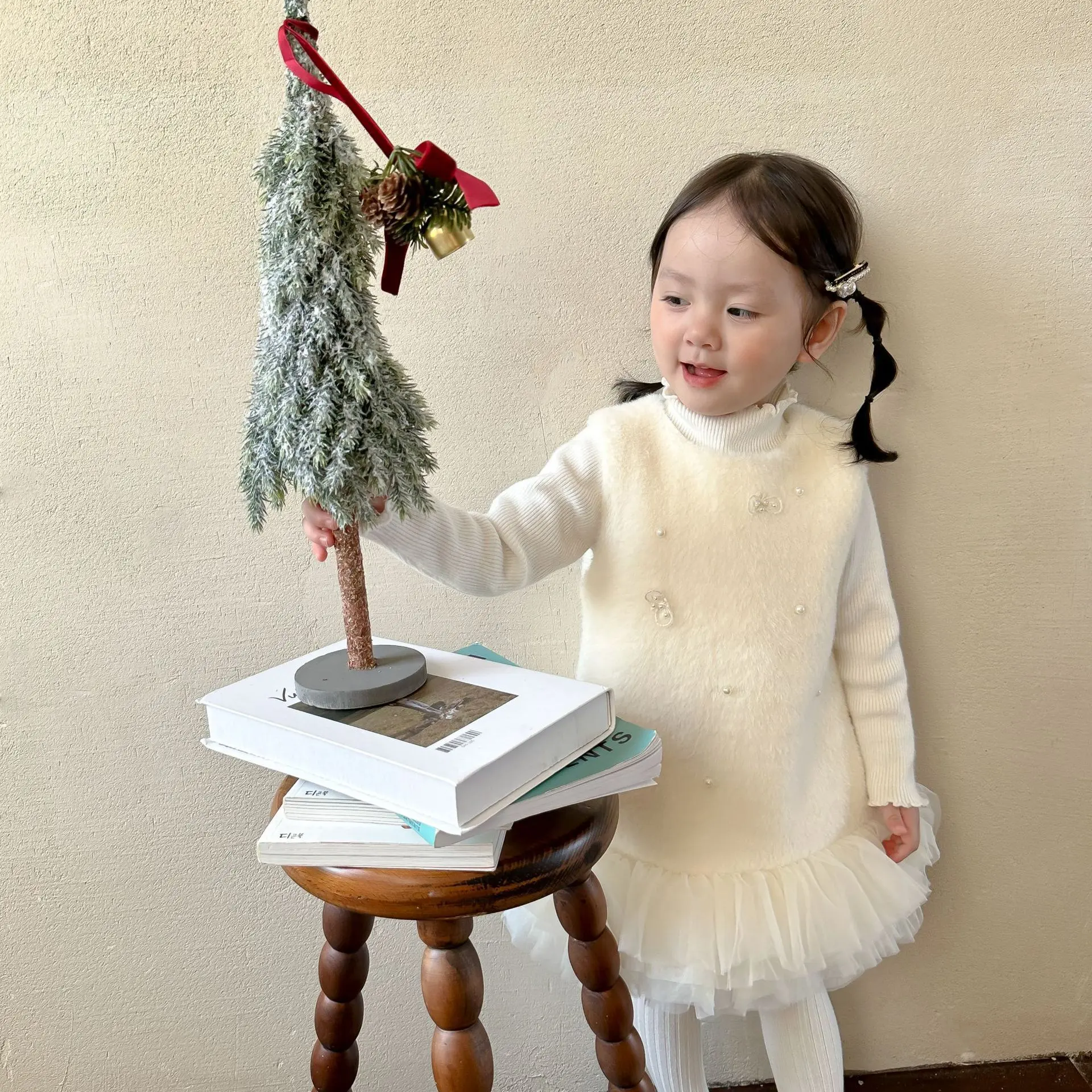 Váy lông trắng đính đá xoè sang chảnh