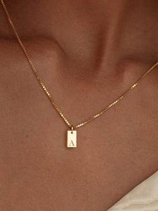 Collar con dije de detalle del alfabeto para hombres y mujeres, collar a juego con dije cuadrado, accesorios de joyería clásicos de acero inoxidable para uso diario