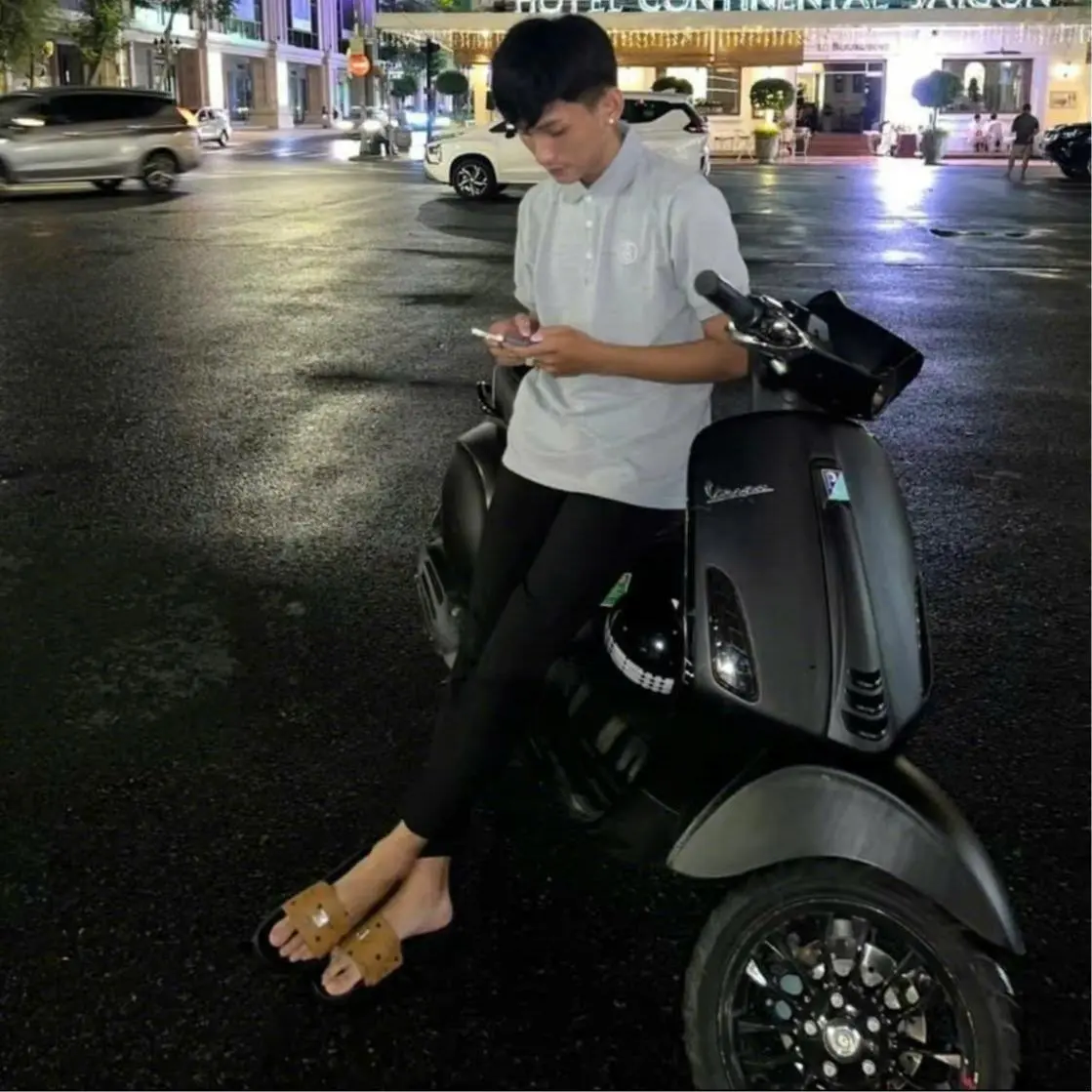 Dép MCN Quai Da Logo Hợp Kim Không Rỉ Cao Cấp Nam Nữ - Phong Cách Nổi Bật - Slipper, Cao Su Đồng no1 top trend đỉnh nóc kịch trần