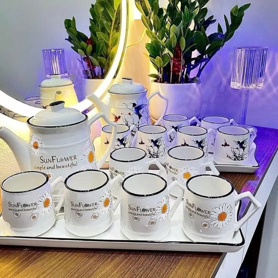 Bộ Ấm Trà Sứ 6 Chén ,1 Ấm và 1 Khay Sứ Cao Cấp Hoạ Tiết Hoa Cúc Mẫu Mới Kèm Hộp Xịn Xò