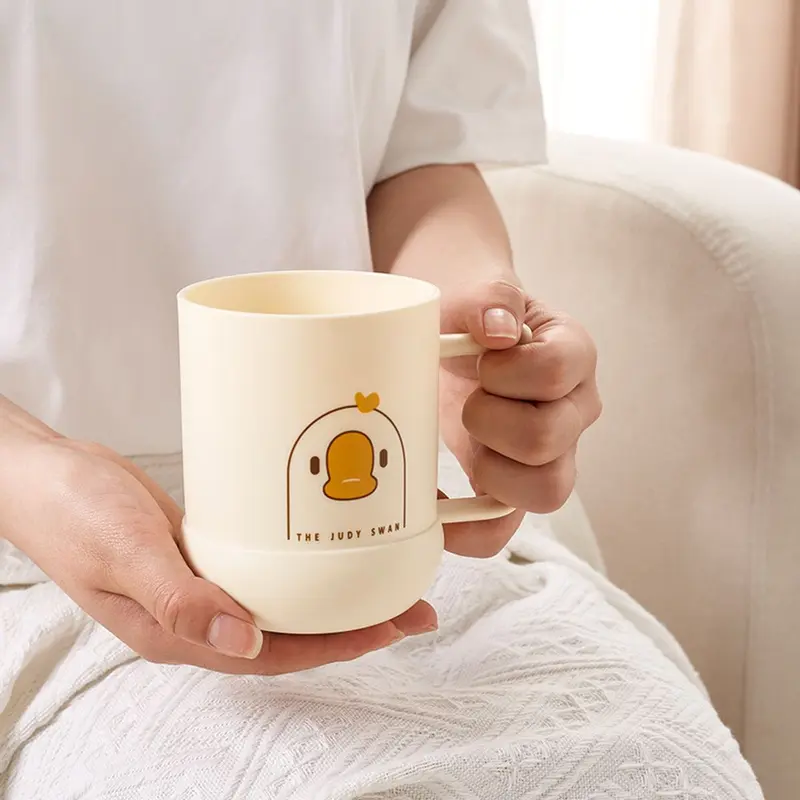 Cốc uống nước súc miệng hình chú vịt con dễ thương màu vàng nhạt 1