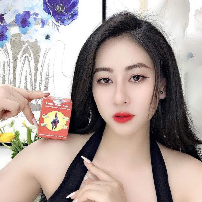 Linh Đan cóc cho gà chọi