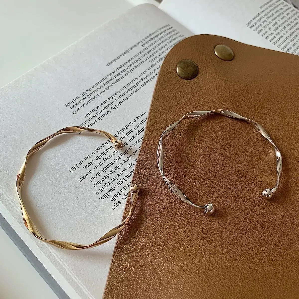 Korean version of simple ins niche design cold wind simple versatile bracelet female student Internet celebrity wave opening bracelet