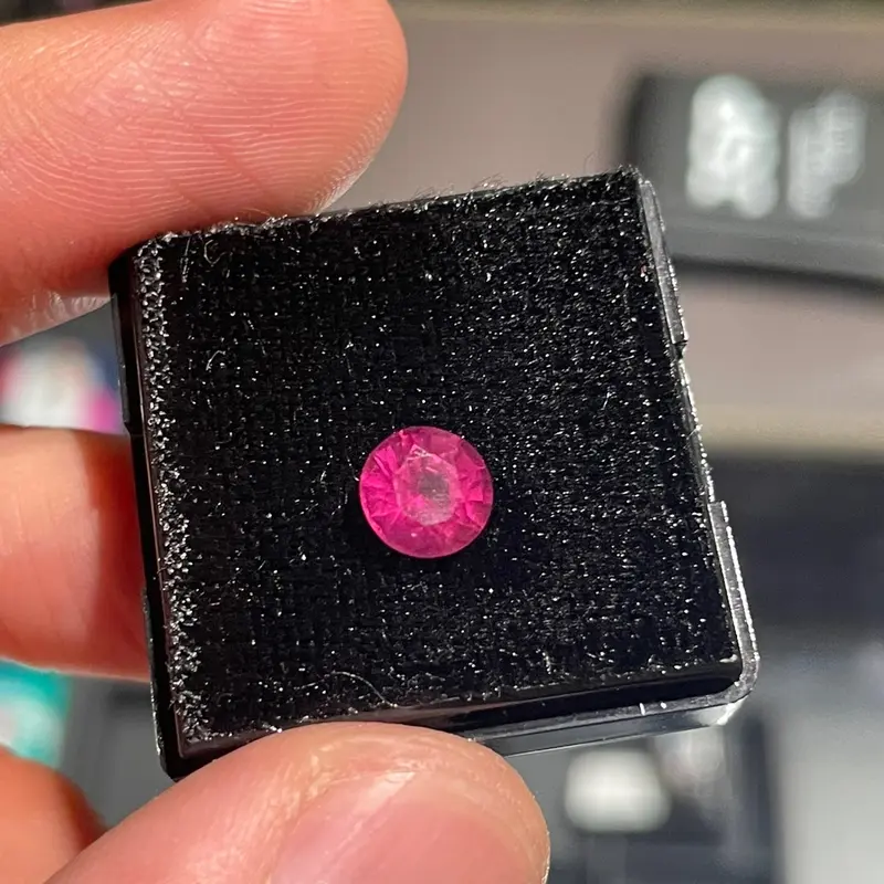 Đá quý Tourmaline hồng đậm. Tự nhiên, không xử lý 0