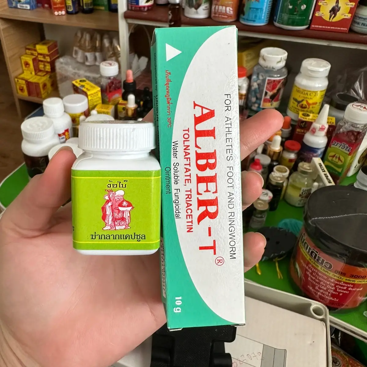 1 lọ mốc bôi và 1 típ mốc uống cho gà