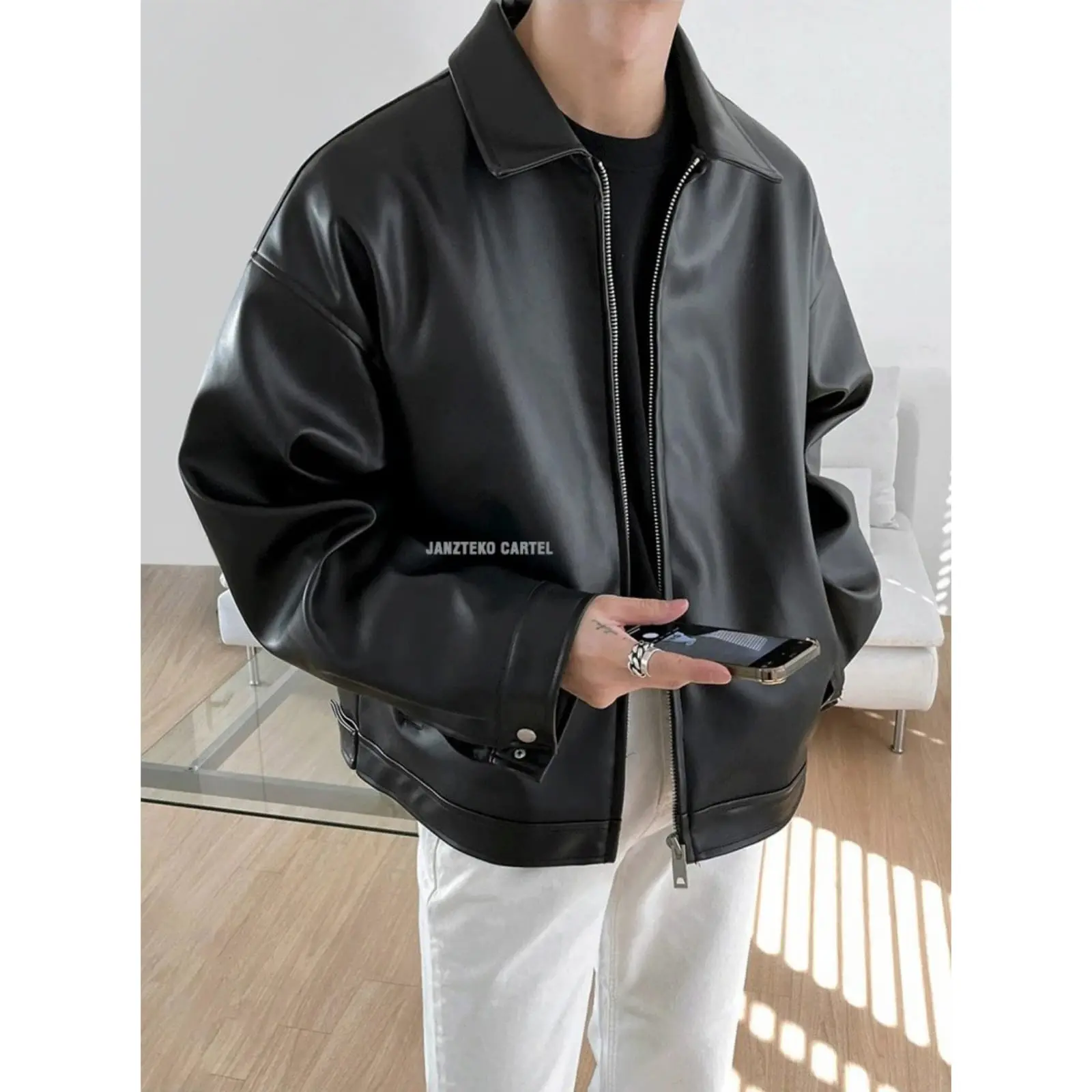 JNK x JORDI - Jaket Pria Classic Style Bahan Semi Kulit Sintetis Viena Oversize PU Leather Jackets Outfit Fashion Casual Kerah Vintage Cowok Keren Gaya OOTD Korea KPOP Kasual Klasik Cool Zipper