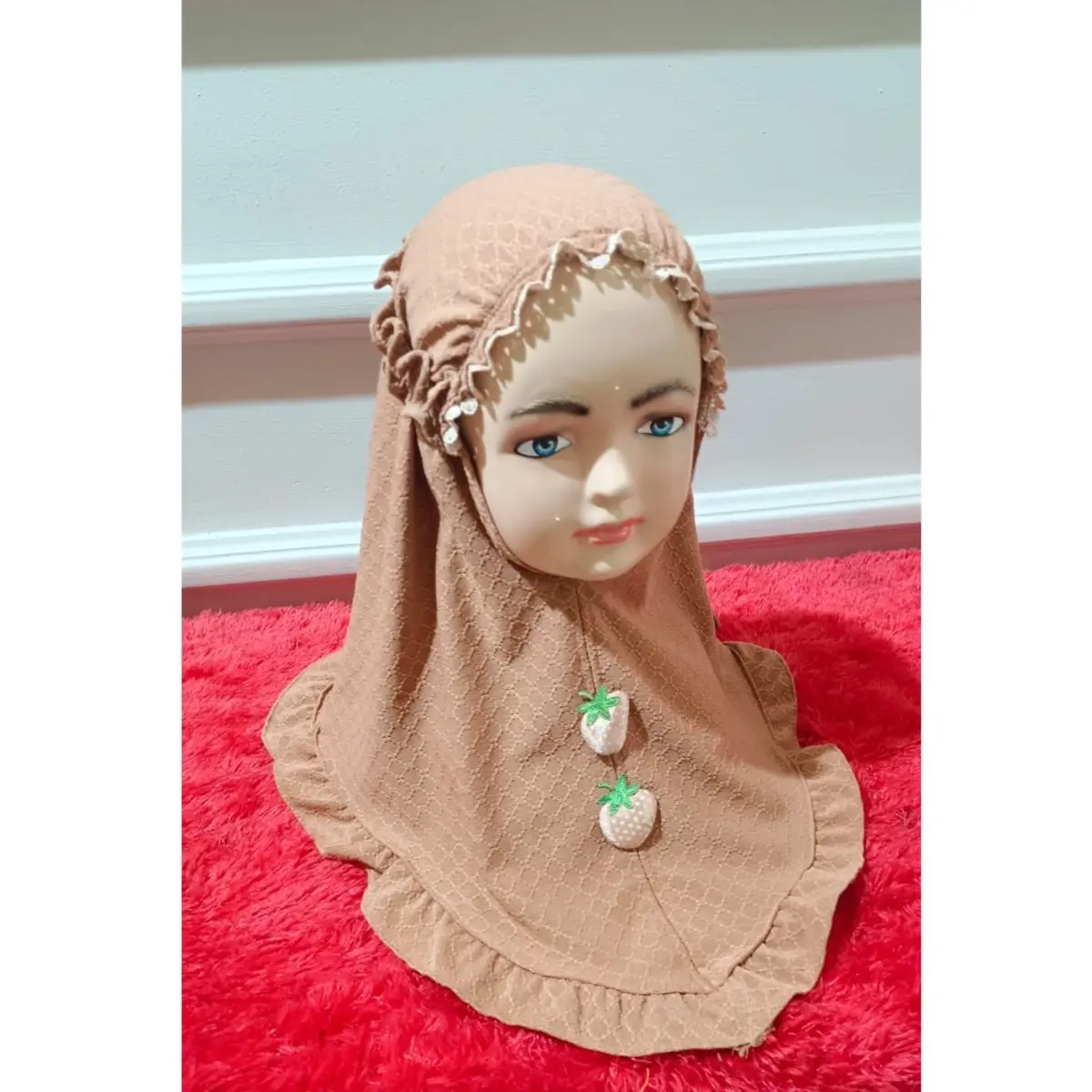 Hijab anak kerut strawberry untuk usia 0-3 tahun bahan strada premium