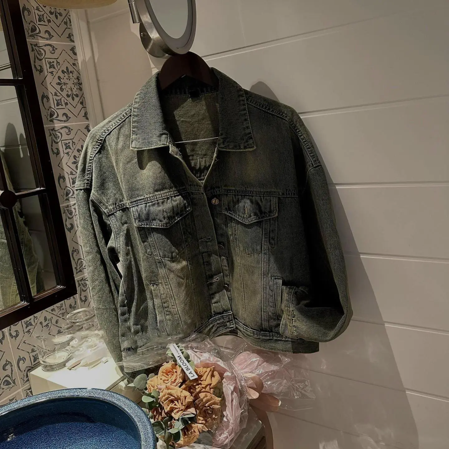Áo khoác bò Jean Denim wash bụi bặm vintage thêu chữ có BIGSIZE - Top áo Jacket cho Nữ mùa thu đông | BigBuy360 - bigbuy360.vn Áo khoác bò Jean Denim wash bụi bặm vintage thêu chữ có BIGSIZE - Top áo Jacket cho Nữ mùa thu đông | BigBuy360 - bigbuy360.vn