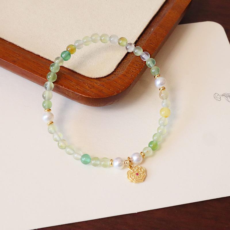 Product Introduction of Natural Grape Purple Chalcedony Crystal Bracelet Artistic Temperament White 4mm Extremely Fine Natural Crystal Bracelet Accessories 18