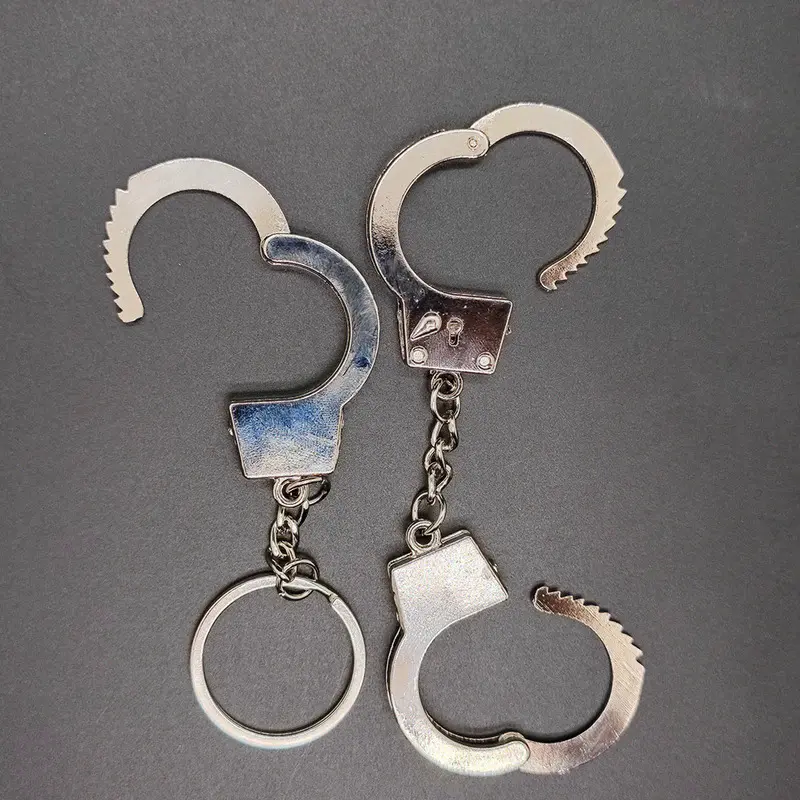 Creative Simulation Can Open Handcuff Keychain Metal Car Pendant Decompression Keychain Small Gift Hardware Accessories