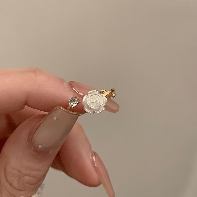 Product Introduction of New Trend Luxury Rings for Women Gold Plated Stainless Steel Rose Ring Fashion Aesthetic Jewelry Temperament Anillos Mujer 2