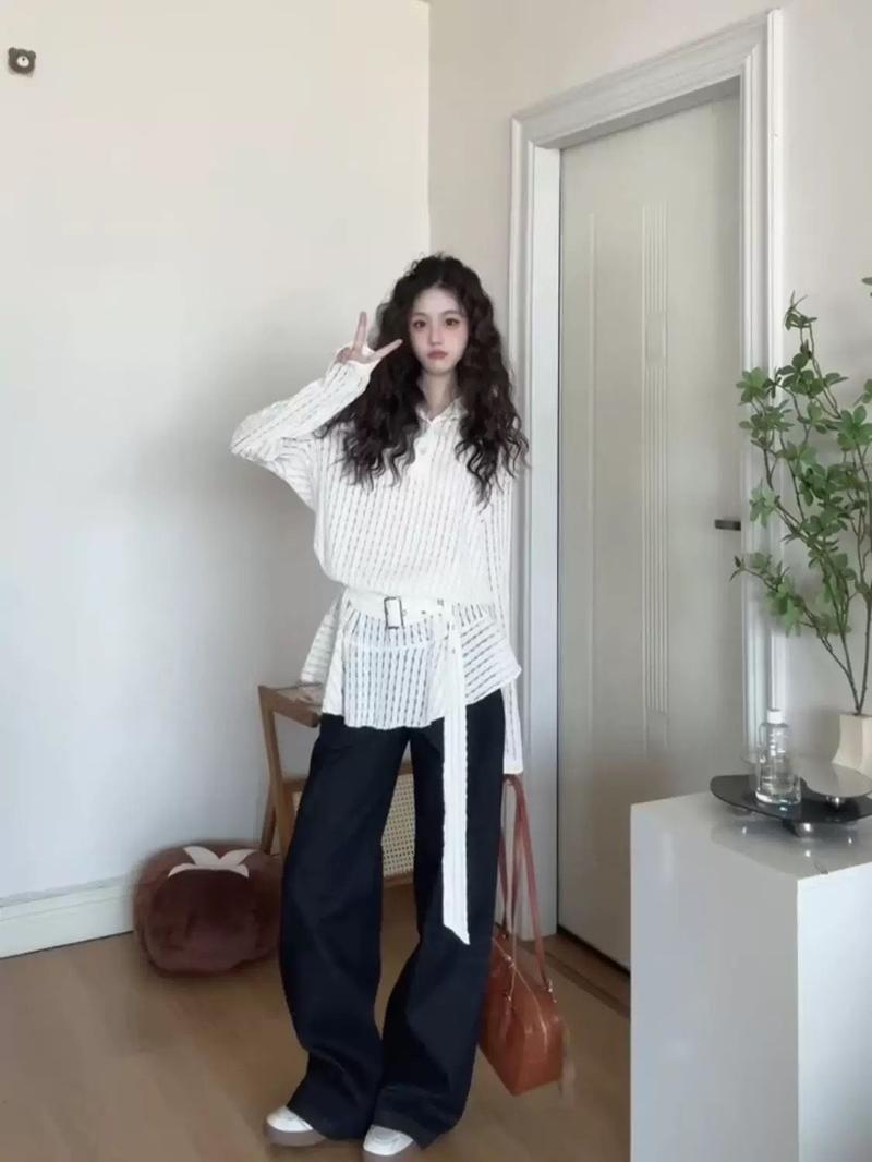 Product Introduction of Áo Hoodie Dệt Kim, Phong Cách Hàn Quốc, Thiết Kế khoét Nhẹ, Thích Hợp Cho Mùa Xuân Và Mùa Hè, Thiết Kế Eo Thon, Hàng Mới Về Năm 2025 3