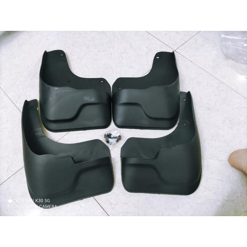 Bộ 4 Chắn Bùn Nhựa Dẻo Xe Toyota Innova 2006 đến 2021 kèm ốc vít  lắp vừa form xe, lắp đặt dễ dàng tại nhà 1