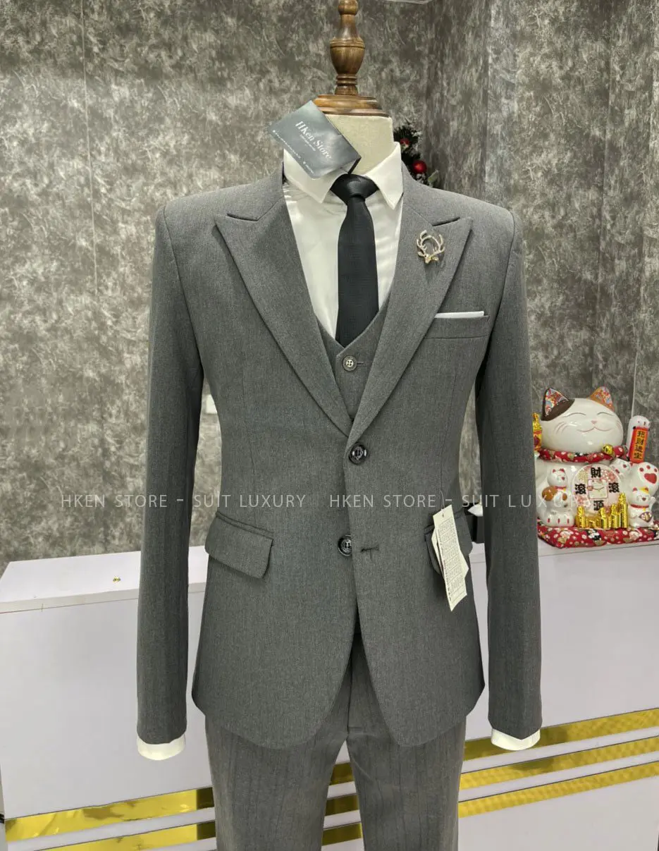 <Tặng cavat>  Bộ suit ghi tối 2 cúc. Bộ gồm 1 Áo tuxedo+ 1 Quần tăng chỉnh cạp . Vest nam cao cấp. Bộ tuxedo 2 cúc