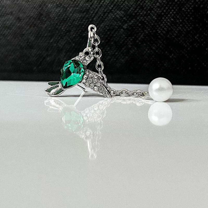 Product Introduction of Bird Wings Necklace Women's Personalized Diamond Emerald Hummingbird Pendant Clavicle Chain Necklace 8