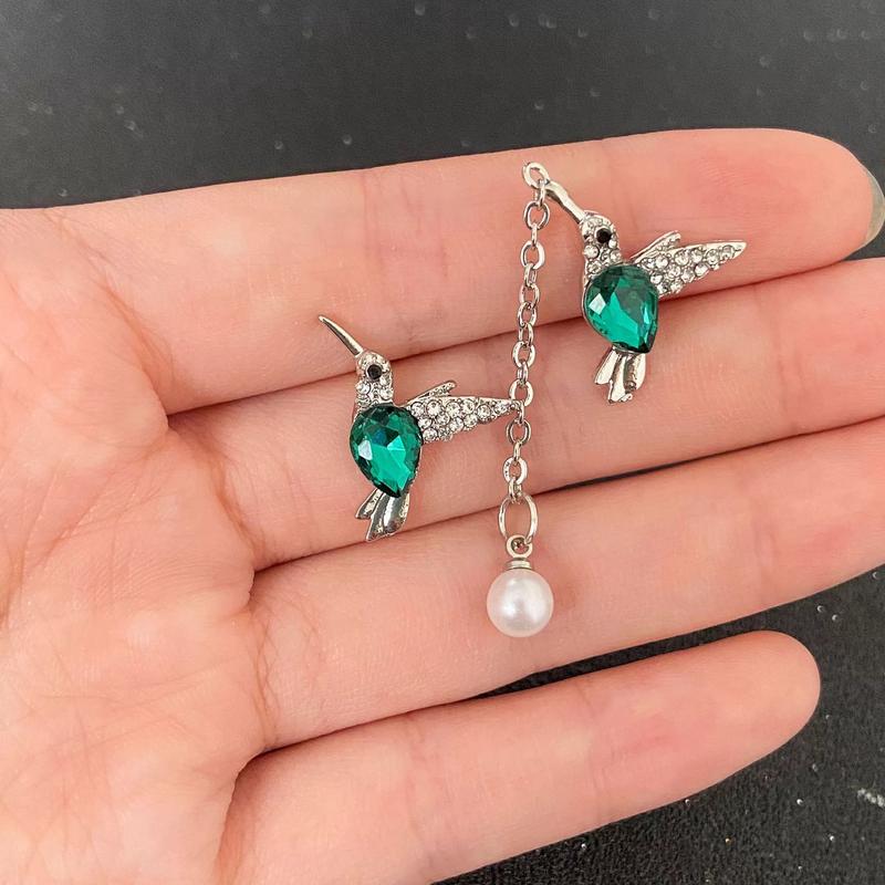 Product Introduction of Bird Wings Necklace Women's Personalized Diamond Emerald Hummingbird Pendant Clavicle Chain Necklace 7