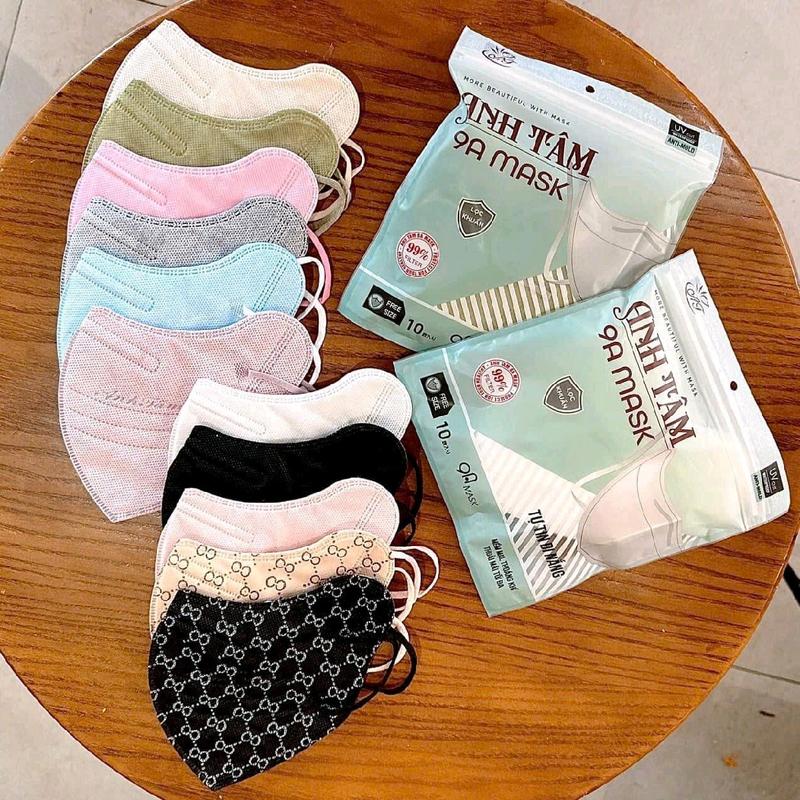 Thùng 50 hoặc 100 cái khẩu trang 9A Anh Tâm che phủ toàn bộ khuôn mặt, giúp che chắn tối đa bảo vệ làn da của bạn khỏi nắng, bụi mịn, thiết kế 5 lớp mềm mại, thoáng khí, khẩu trang phom to cho người từ 50-85 kí