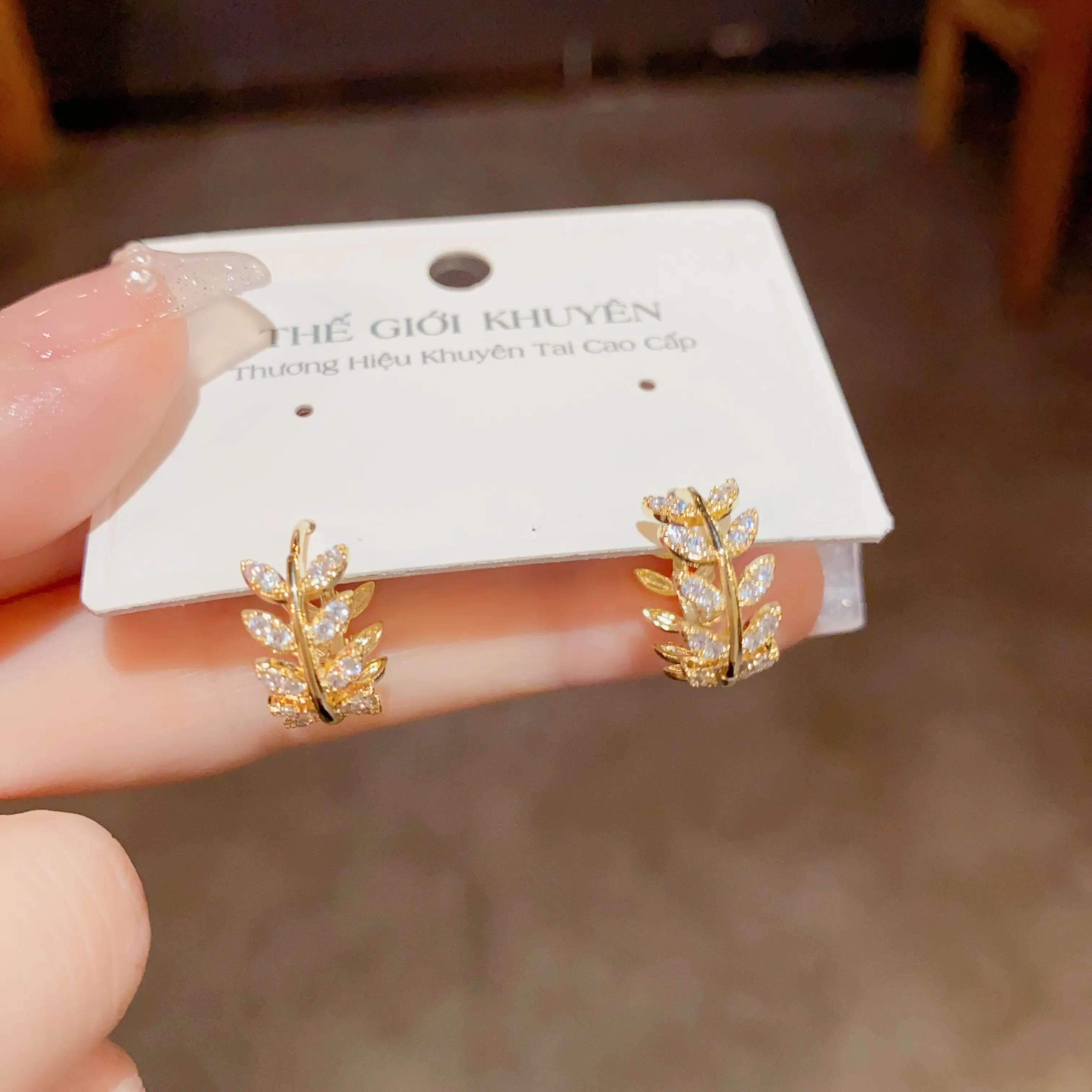 Bông Tai Nữ Cao Cấp Dáng Lá Tiên Mạ Vàng 18k Rất Dễ Phối Đồ Phụ Kiện Trang Sức Thế Giới Khuyên khuyên Mạ Vàng 18K