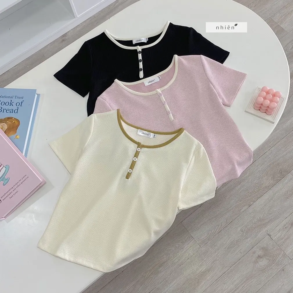 Nomi Top - Áo thun nữ tay ngắn - áo thun viền cổ phối nút nhiennhienvintage BT241 Women Cổ Tròn Cổ Tròn  Hồng Nhung Ong