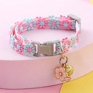 Collar Ajustable para Mascotas con Encanto de Flores de Encaje - Poliéster, Perfecto para Gatos y Perros Pequeños