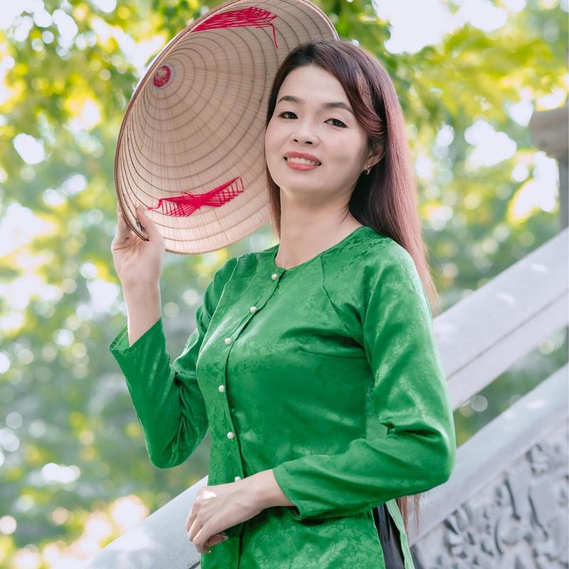 SÉT ÁO LẺ, QUẦN LẺ  BÀ BA TRUYỀN THỐNG GẮM HOA,GẤM 2 DA, QUẦN LƯNG BẢN PHÍA SAU, KẾT HỢP TÚI TRONG PHONG CACH HIỆN ĐẠI TRẺ TRUNG, PHONG CÁCH TRUYỀN THỐNG, LỊCH LÃM XINH ĐẸP, 100% LỤA TẰM ƯỚC, TẶNG KÈM CỘT TÓC XINH Kem Women Sen Dress   dài 7