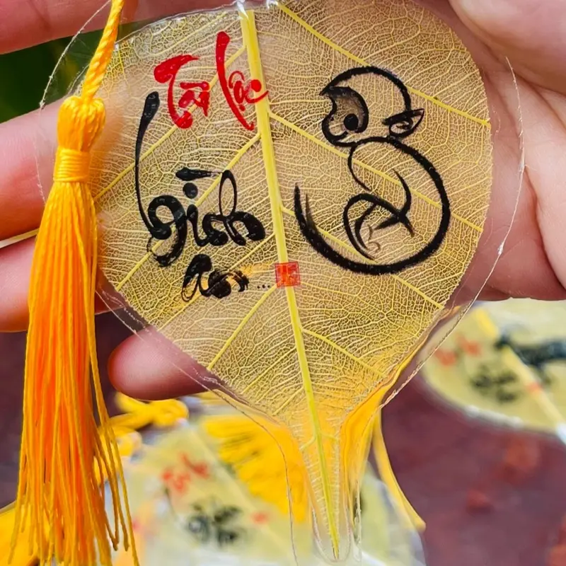 Lá bồ đề 12 con giáp đã xin lộc thỉnh về bỏ ốp điện thoại, ví tiền, treo xe đem lại bình an, may mắn, tài lộc. 1