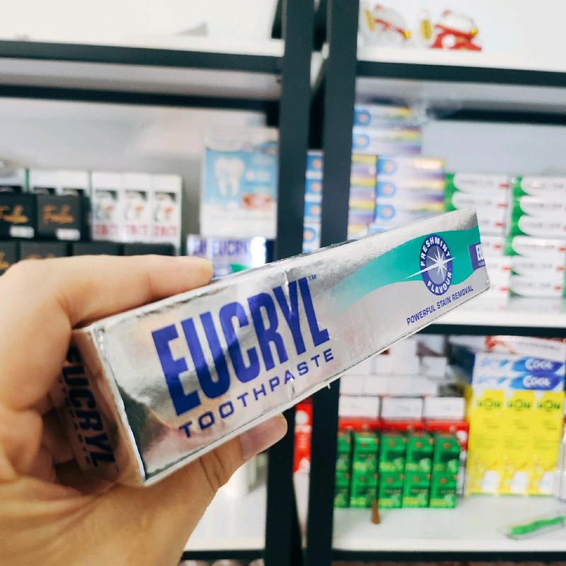 kem đánh trắng răng Eucryl toothpaste xuất xứ : Anh khối lượng : 50ml