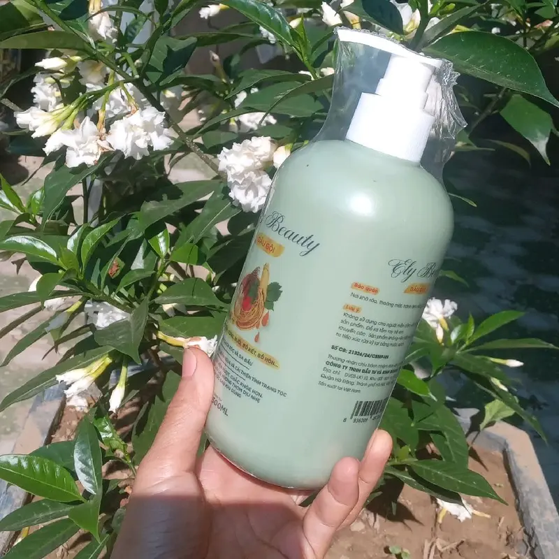 Dầu gội Ely Beauty làm sạch gàu , giúp ngăn ngừa và cải thiện tình trạng tóc cho mái tóc mềm mượt, chắc khỏe hơn.góp phần lưu hương thơm dịu nhẹ trên tóc. 4