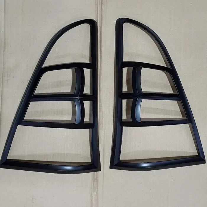 Garnish lampu hitam doff lampu belakang Grand Innova 2012-2015